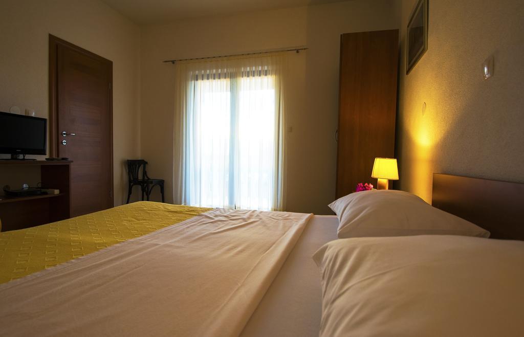 Apartments Zile Starigrad Paklenica Ruang foto