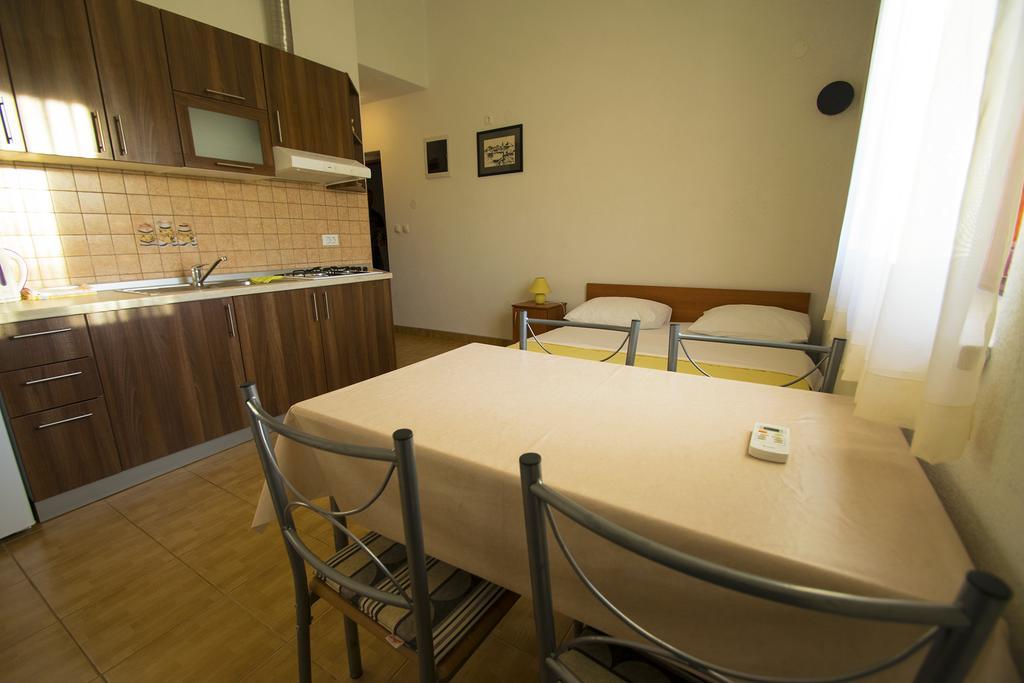 Apartments Zile Starigrad Paklenica Ruang foto